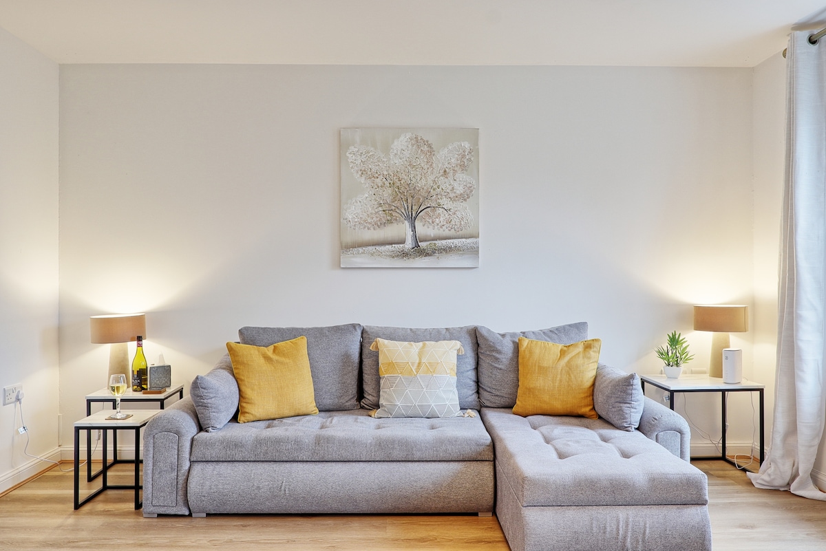 Modern 4BR, Sleep 9 | Parking | Long Stay Welcome, Colchester