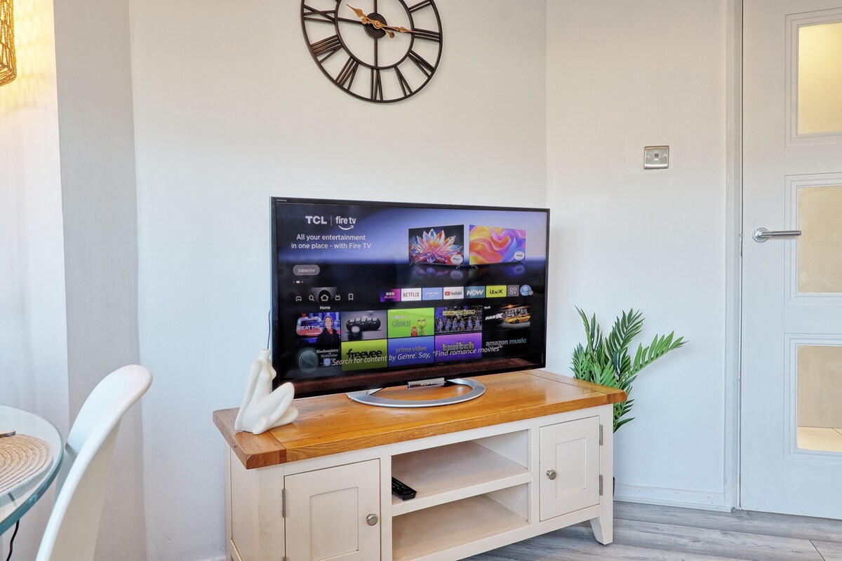 Modern 4BR Sleep 10 | Free Parking | Basildon town, Basildon