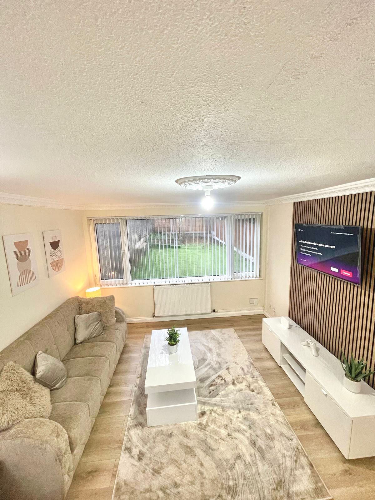 Glorious 4BR Home | Family/Group-Friendly | HS2, West Midlands