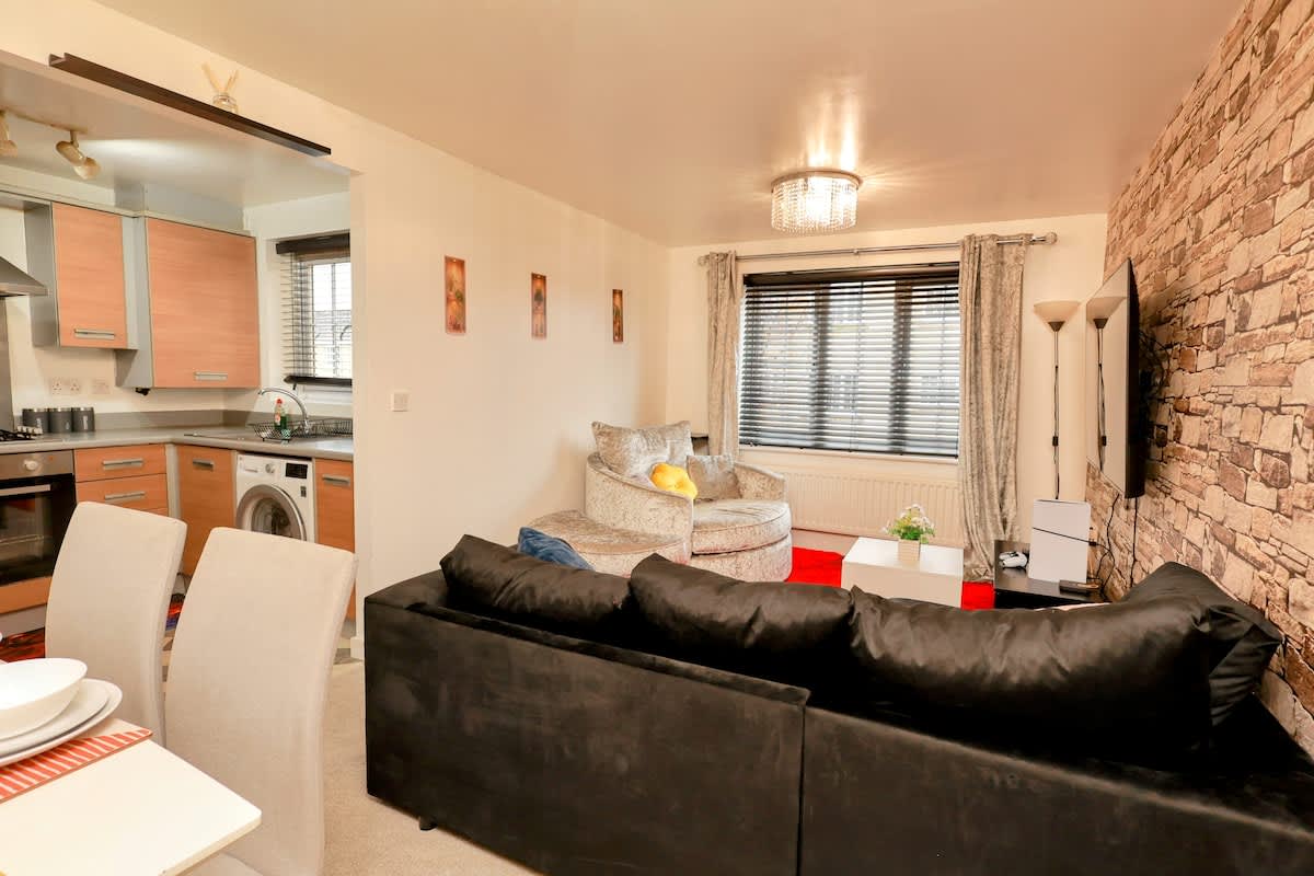 Contractor Friendly 2BR Gem | Free Parking |Wi-Fi, Blackburn with Darwen