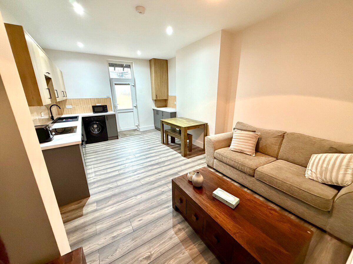 Spacious 4 Bed House | Modern | Free Parking, Tyne and Wear