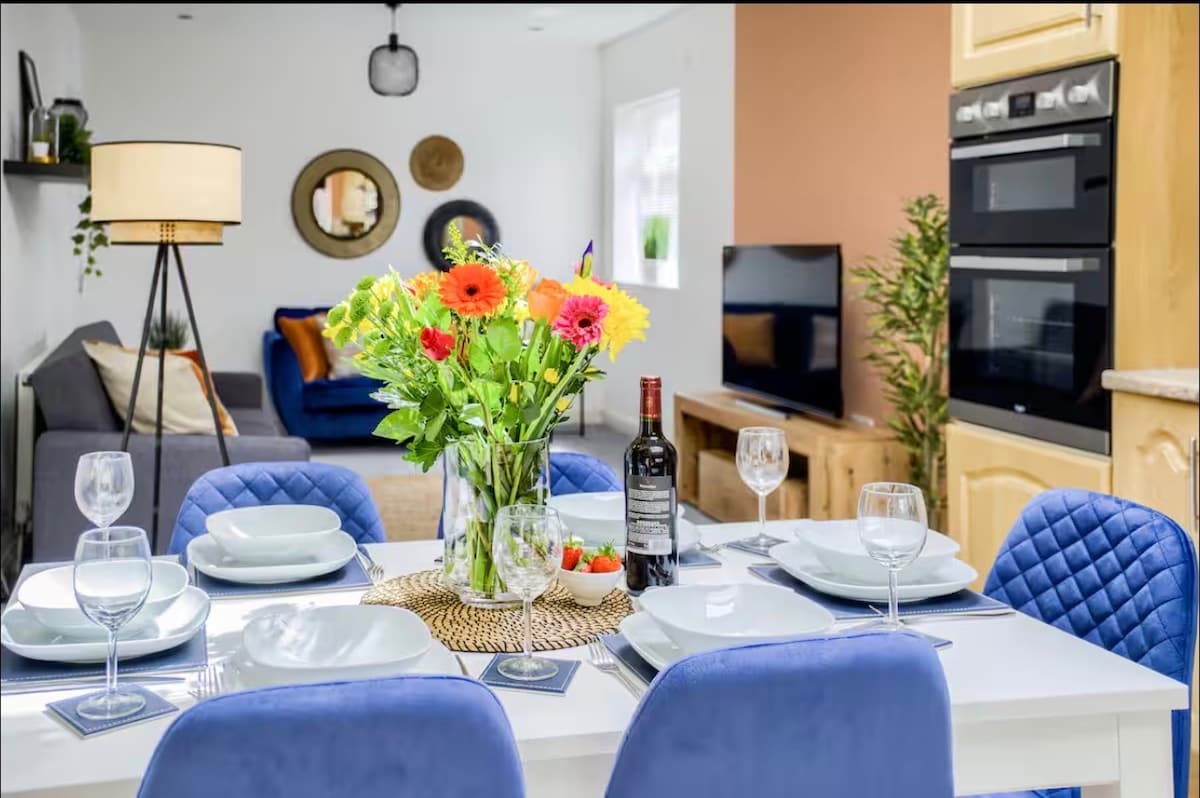 Coventry Sleeps 8 Garden and Large Driveway, West Midlands