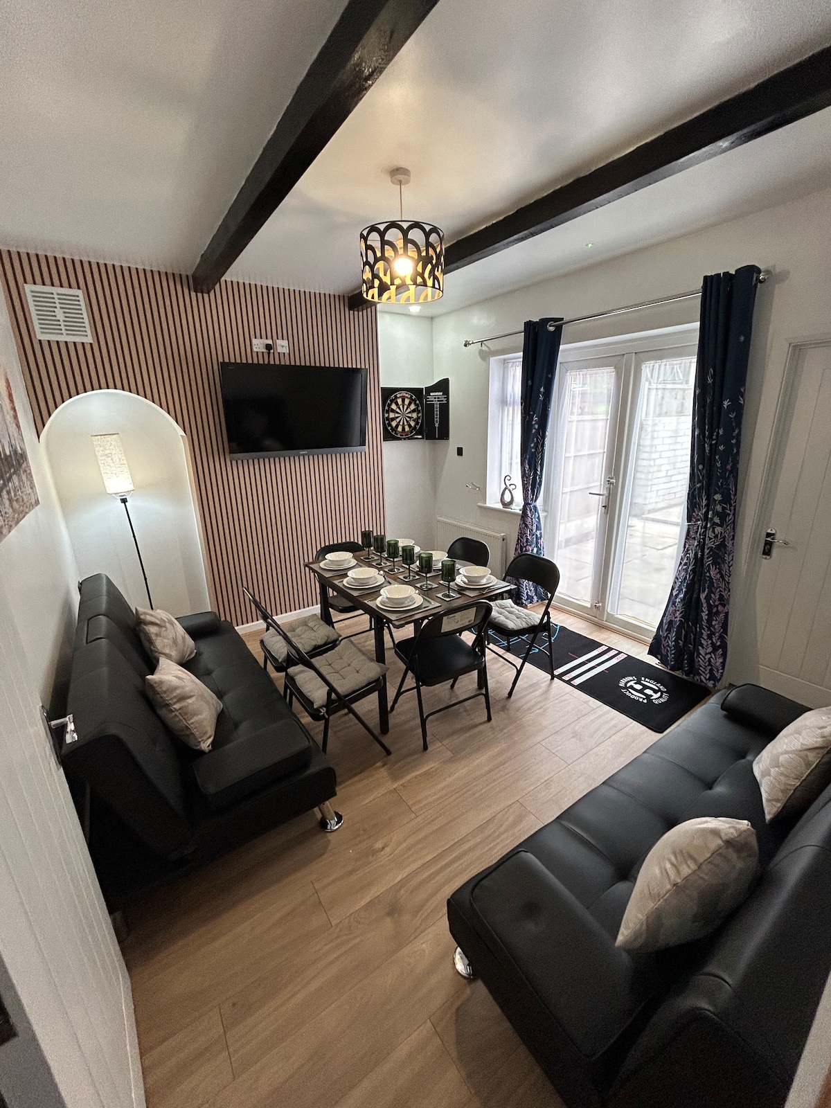 Spaghetti House 6 Bedrooms Spacious Contractor House Sleeps 12 Park 3 Vans, Birmingham