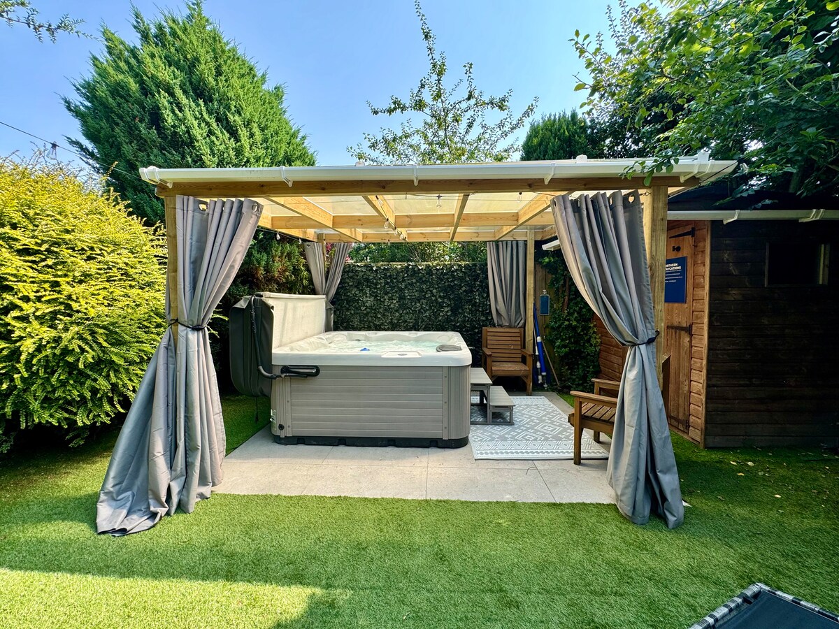 Hot Tub House | Fire Pit | Sleeps 8 | Free Parking, Tyne and Wear