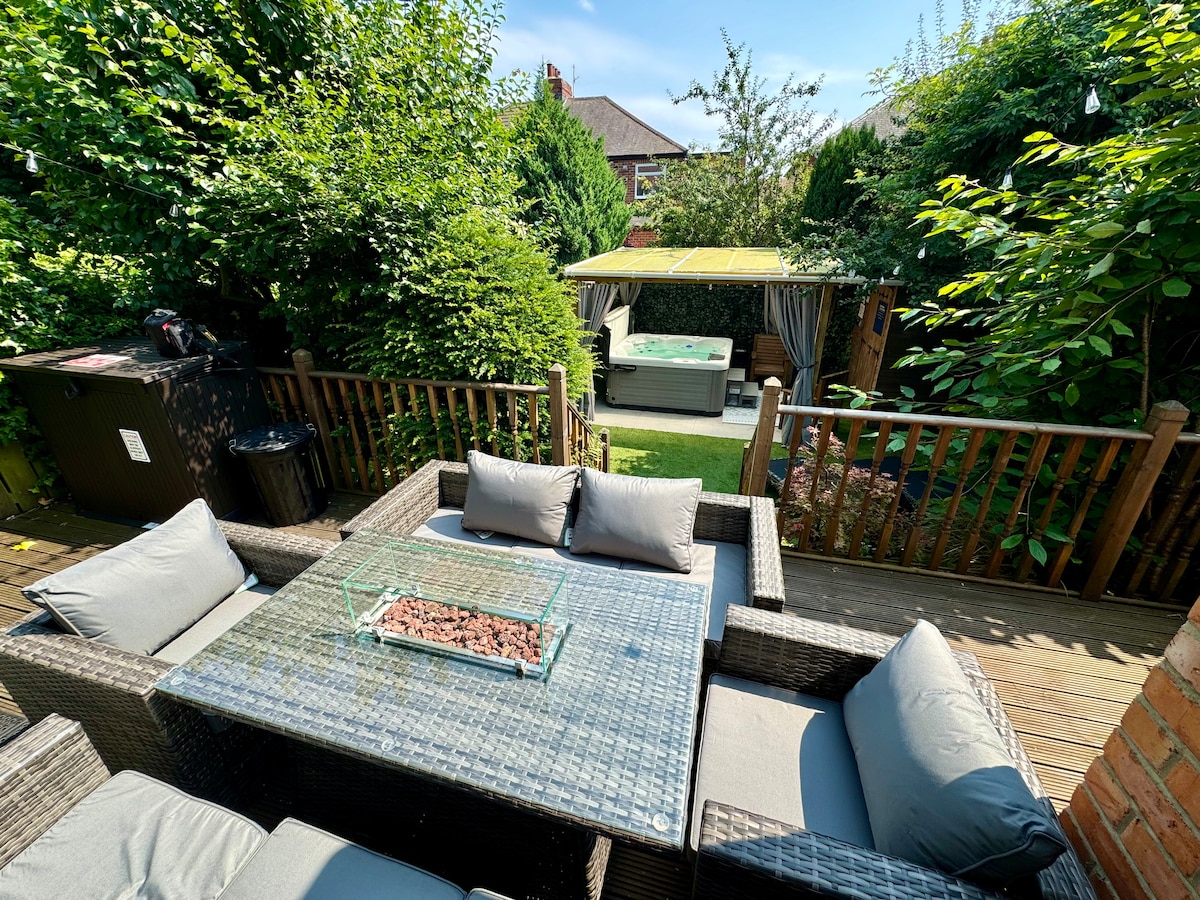 Hot Tub House | Fire Pit | Sleeps 8 | Free Parking, Tyne and Wear