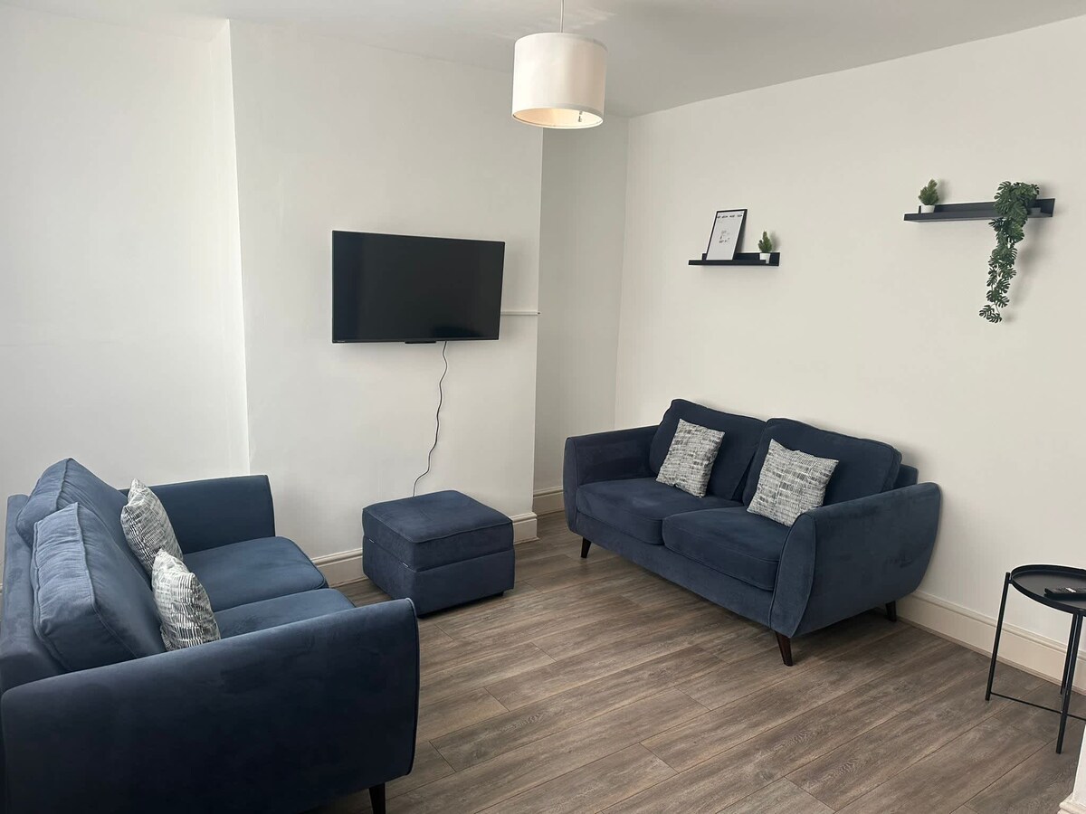 North East House | 4 Bedrooms | Private Parking, Hartlepool