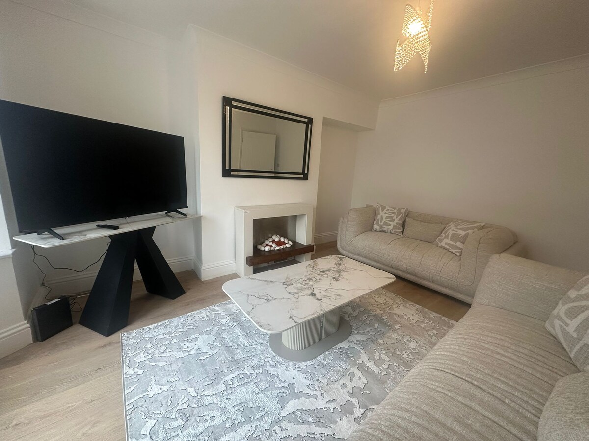 Ambleside | 3 Bedroom | Private Parking | Wifi, Middlesbrough