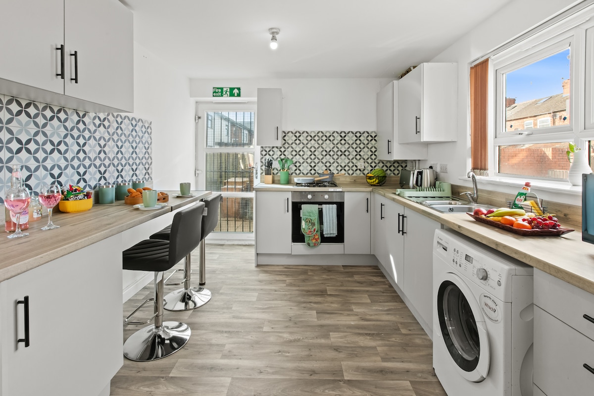 Platt View| 9 Beds| Contractors/Group| Parking, Greater Manchester