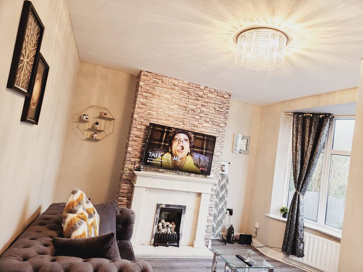 Clifton 3BR House | FREE Parking | Near Parks, Preston