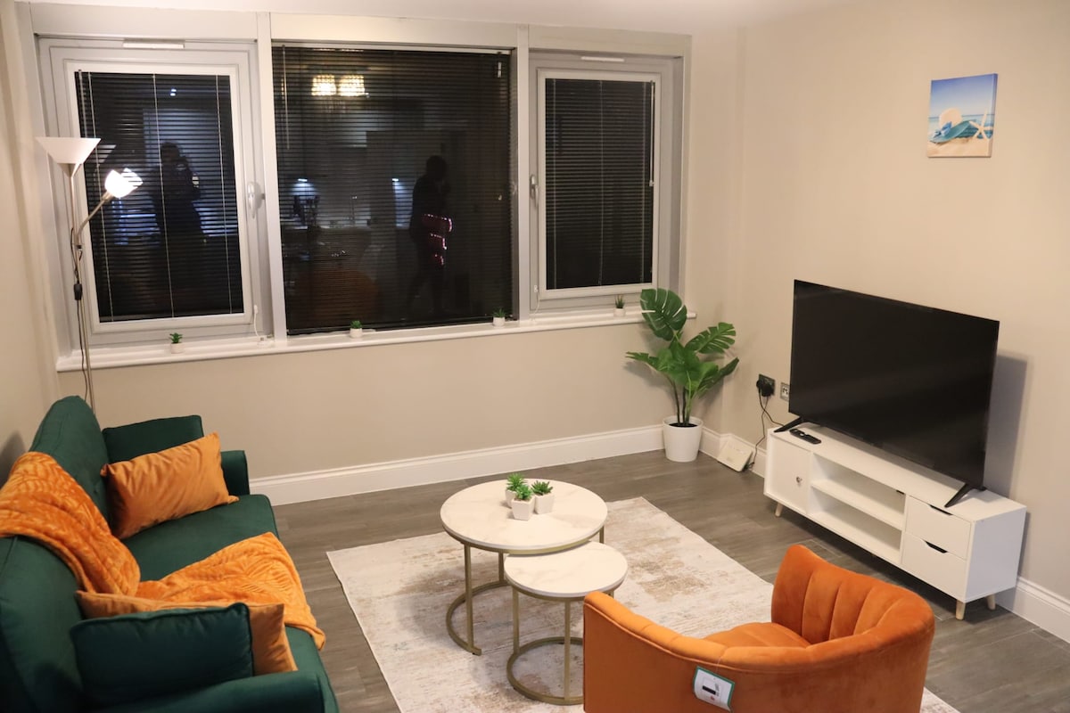 Seaview 2-Bed Apartment with Parking Sleeps 5, Brighton and Hove
