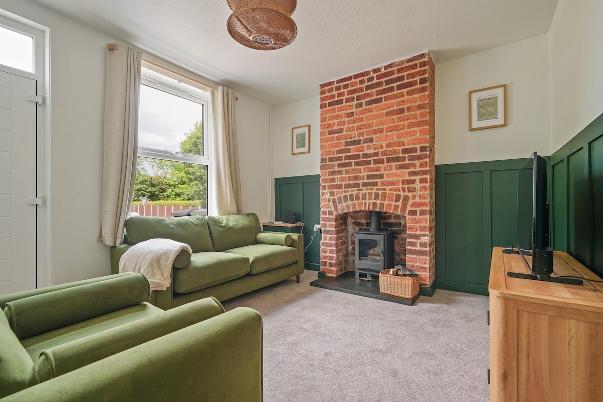 Newly Refurbished 2-Bed Near Town & Peaks, Calow