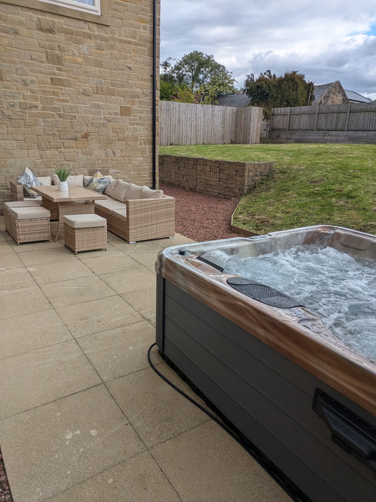 Luxury Countryside Retreat with Hot Tub, Longframlington