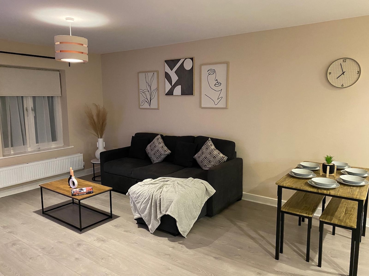 Modern home, ideal for long stays | Free parking, Crawley