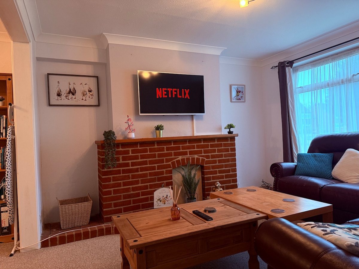 Gatwick home, ideal for long stays | Free parking, Reigate and Banstead