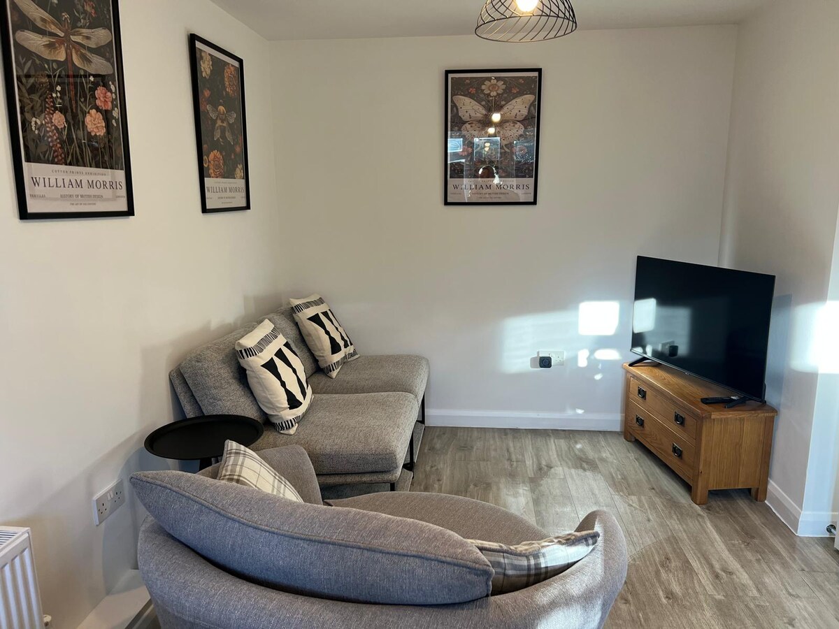 Cosy flat, ideal for business stays, free parking, Reigate and Banstead