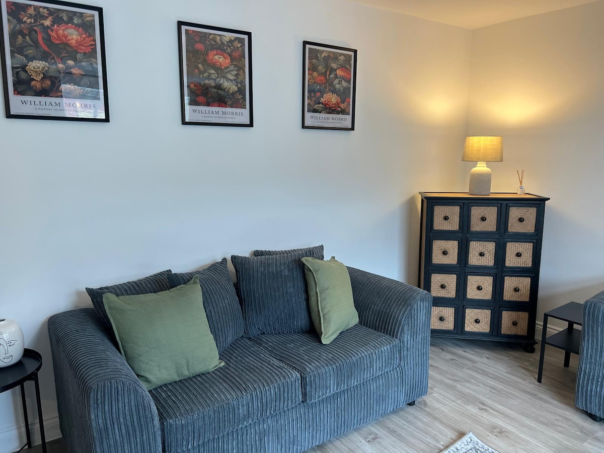Gatwick 3 Bed Home | Pets | Garden | Parking, Reigate and Banstead