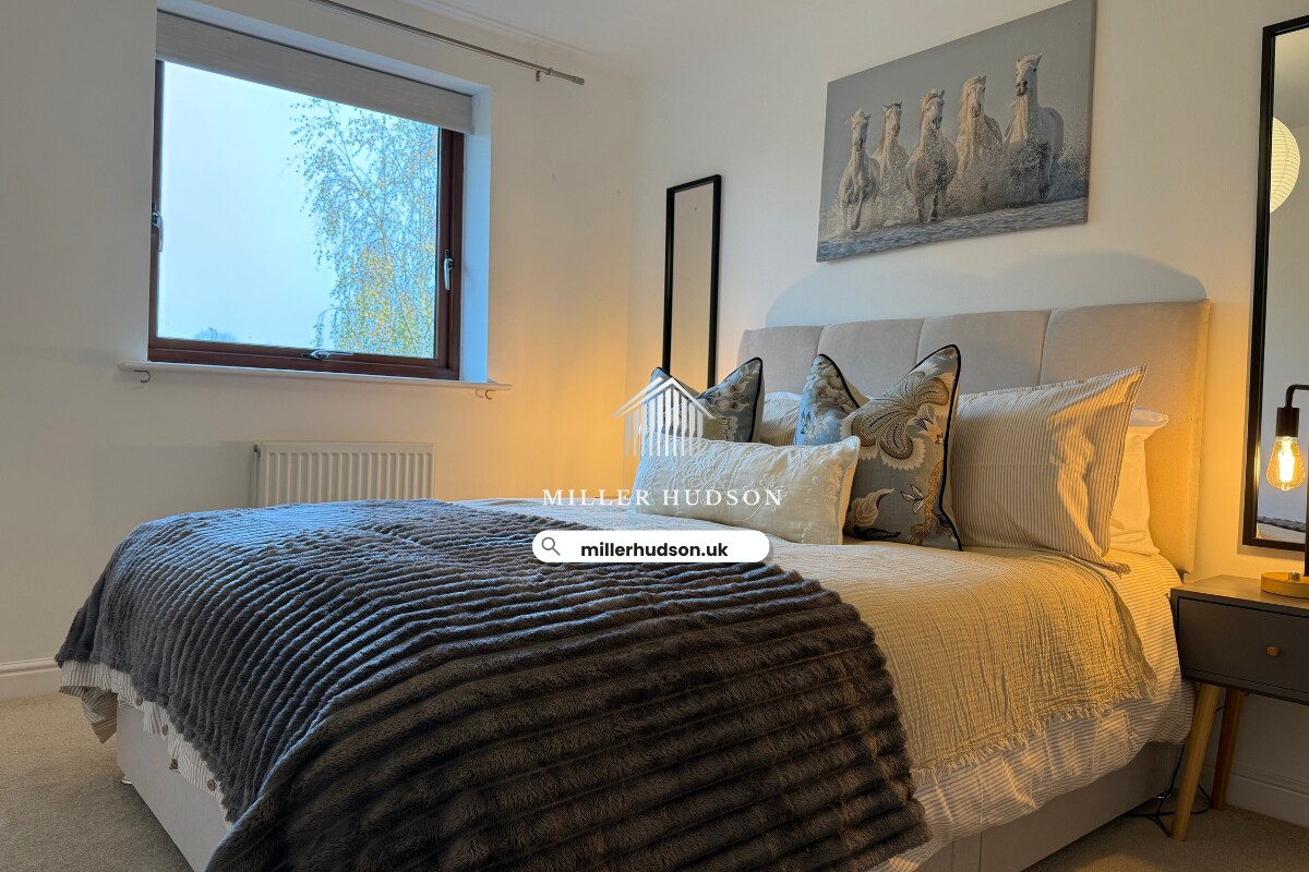 Modern home, ideal for long stays | Free parking, Crawley