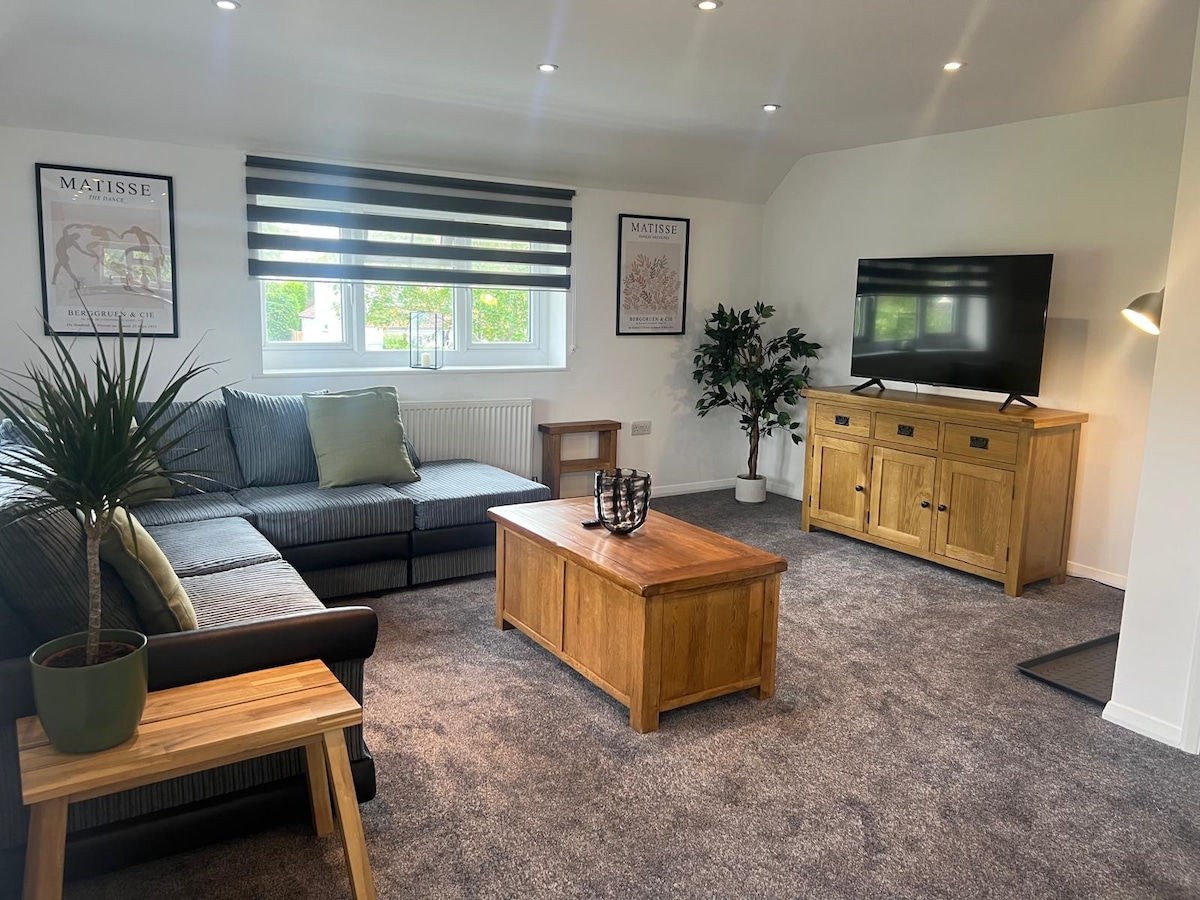 Cosy flat, ideal for business stays, free parking, Reigate and Banstead