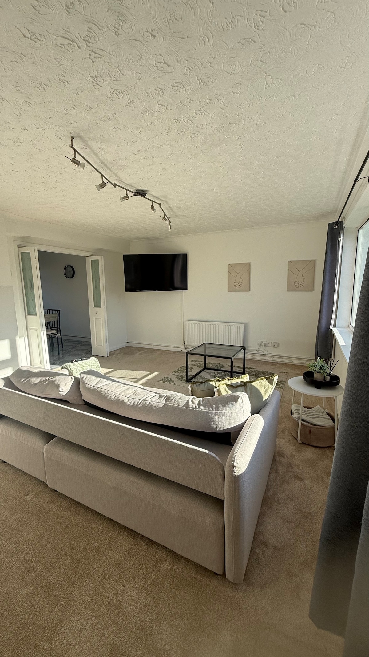 Modern home, ideal for long stays | Free parking, Horsham