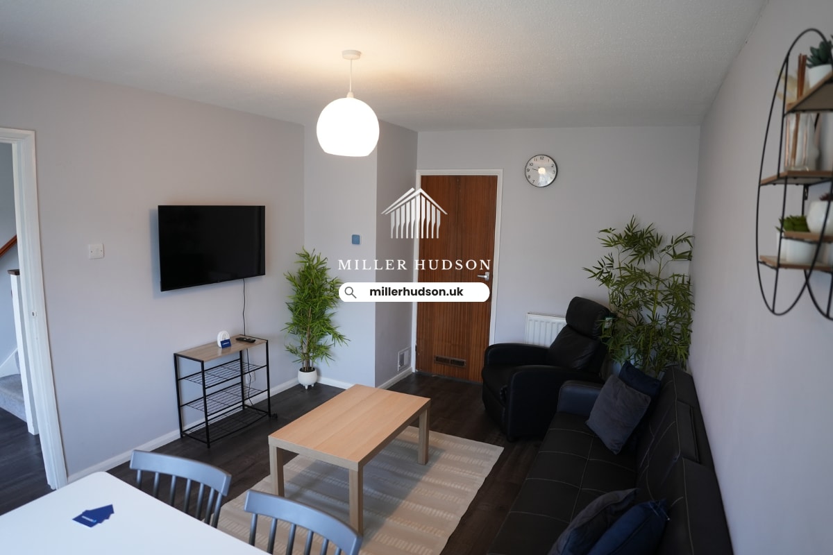 4 Bed House Close To Gatwick Free Parking, Crawley