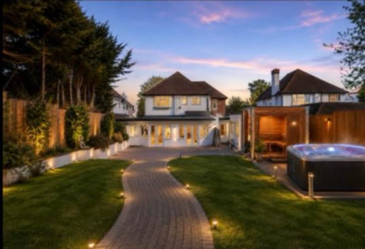 Large Modern Home | 6 Bedrooms | 4 Bathrooms, Reigate and Banstead