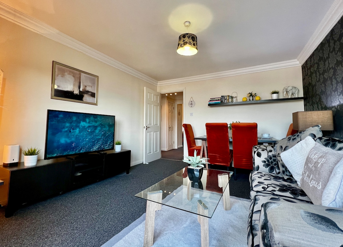 Stylish Modern Flat with Juliet Balcony & Parking, Glasgow City